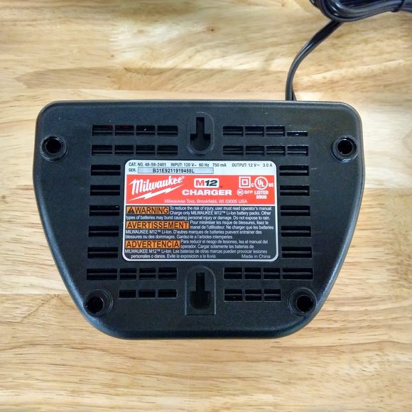 Milwaukee M12 LI-ION Battery Charger - Picture 2 of 4